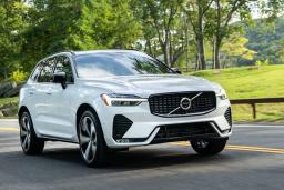 2022 Volvo XC60 R-Design front right in white